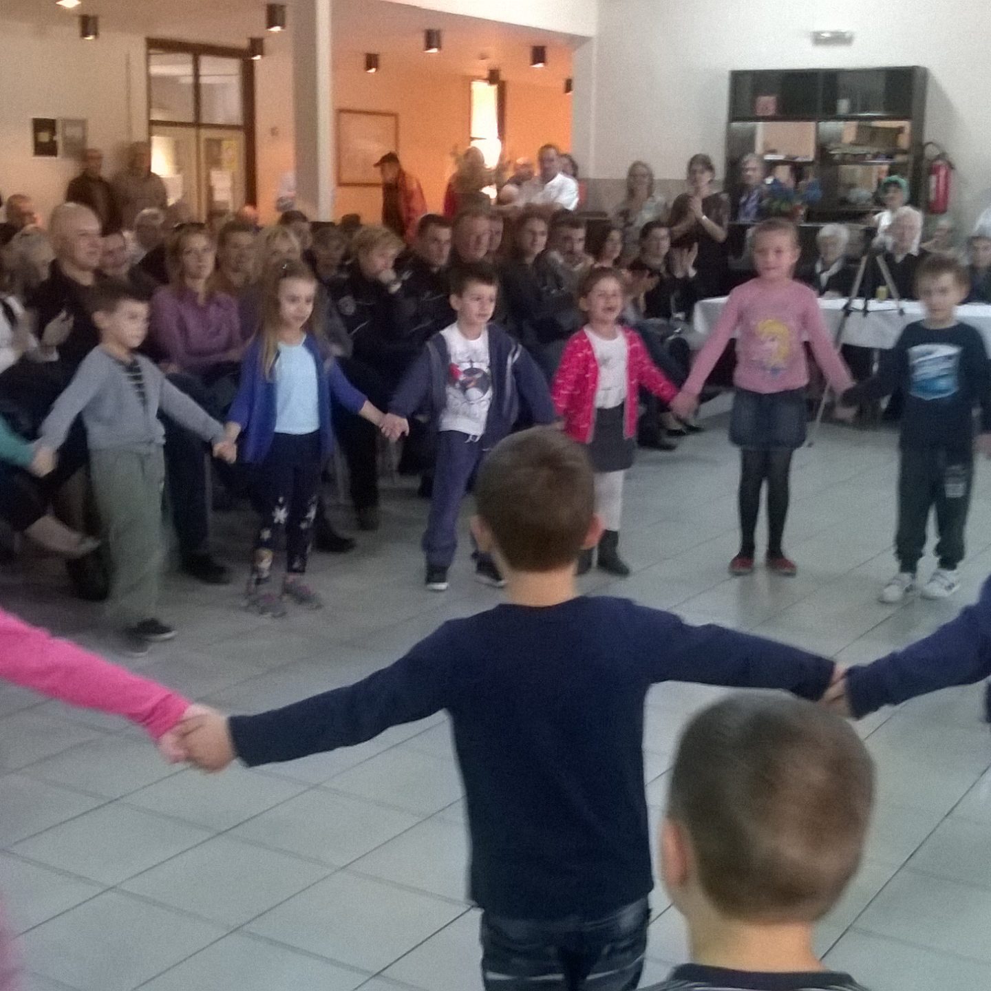 Деца из вртића “Брезе” у посети Геронтолошком центру